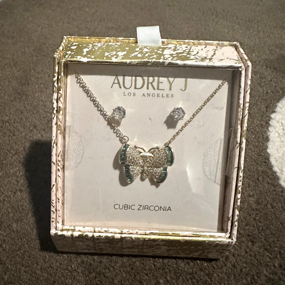 AUDREY J - Sparkling butterfly necklace and earrings set